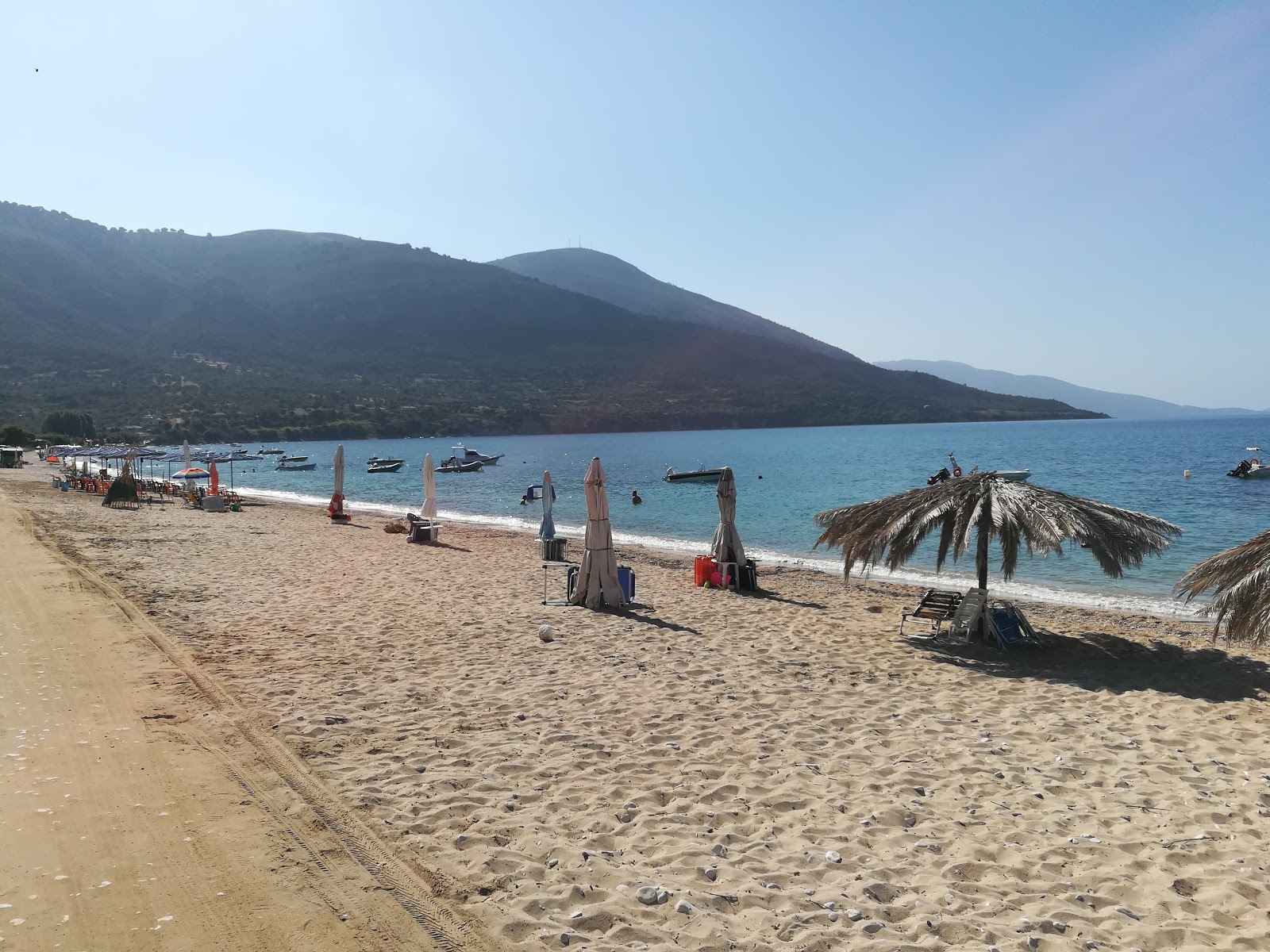 Foto von Mytikas wild beach mit beiger sand & kies Oberfläche