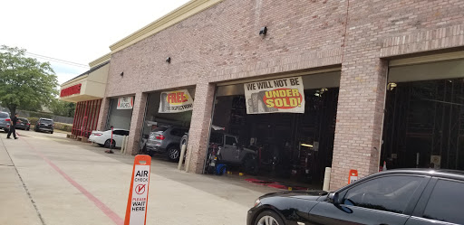 Tire Shop «Discount Tire Store - Arlington, TX», reviews and photos, 1375 NE Green Oaks Blvd, Arlington, TX 76006, USA