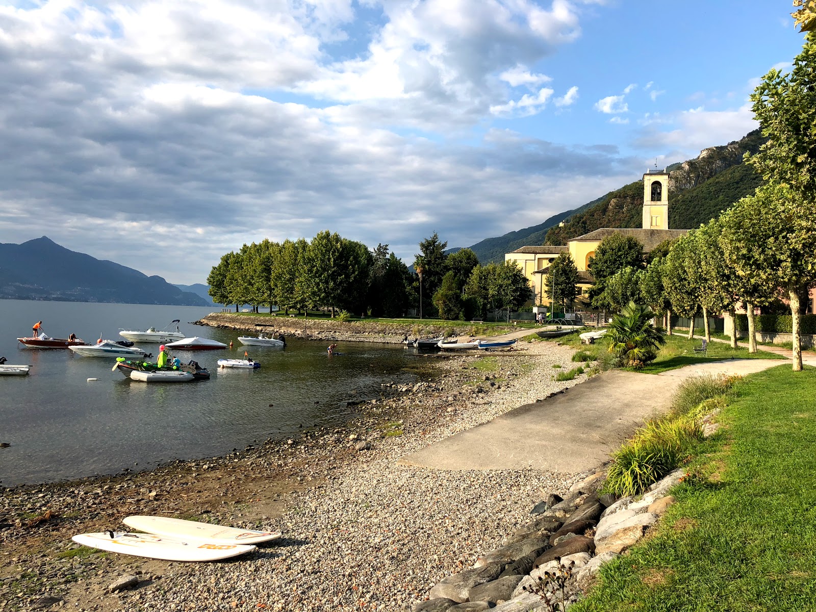 Valokuva Lido di Dongo Beachista. ja asutus