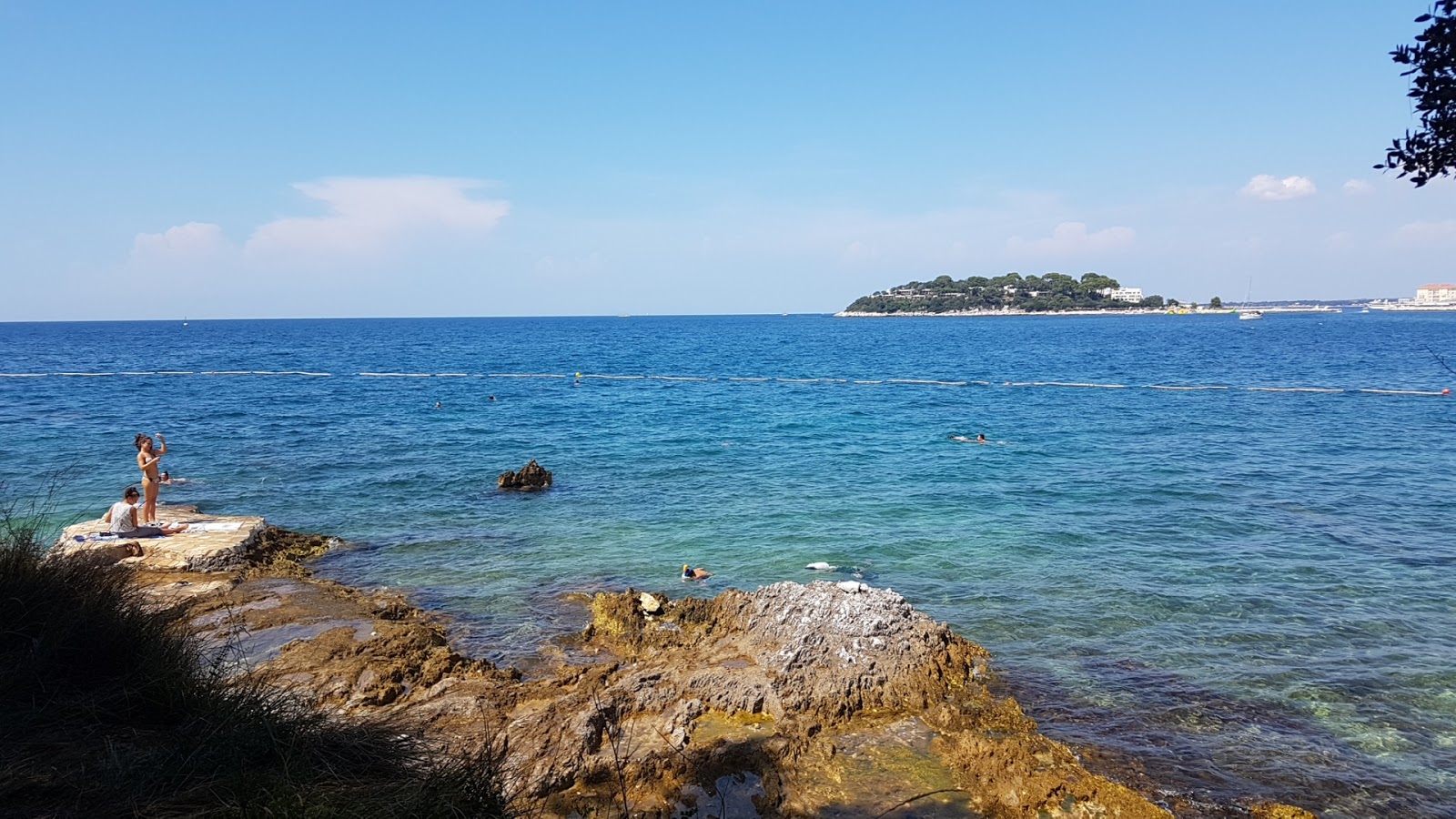 Fotografija Luno Laguna beach z kamni površino