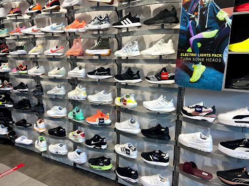 Shoe Store «Champs Sports», reviews and photos, 7439 Dadeland Mall Cir W, Miami, FL 33156, USA