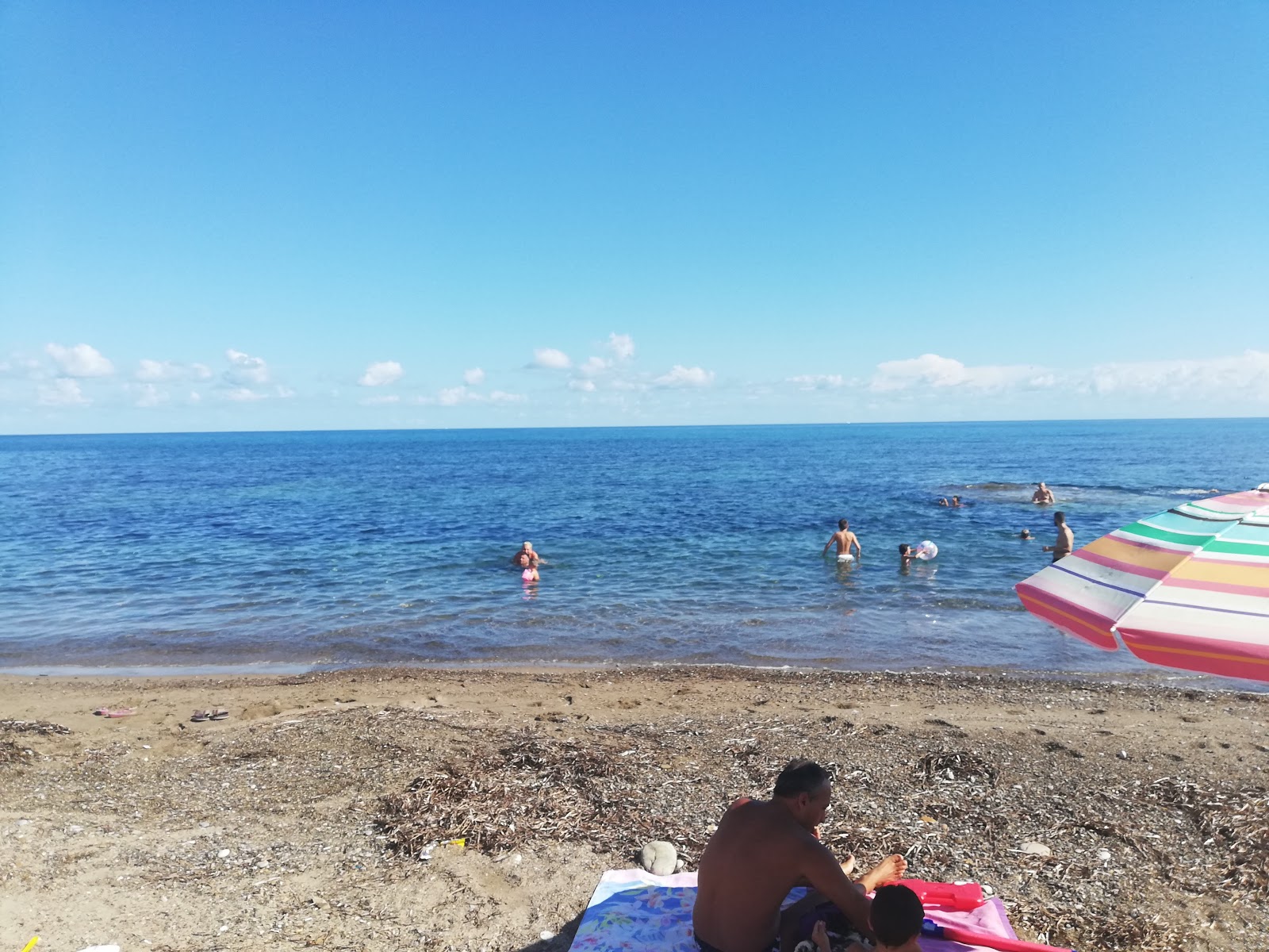 Foto av Spiaggia Pietra Piatta omgiven av berg