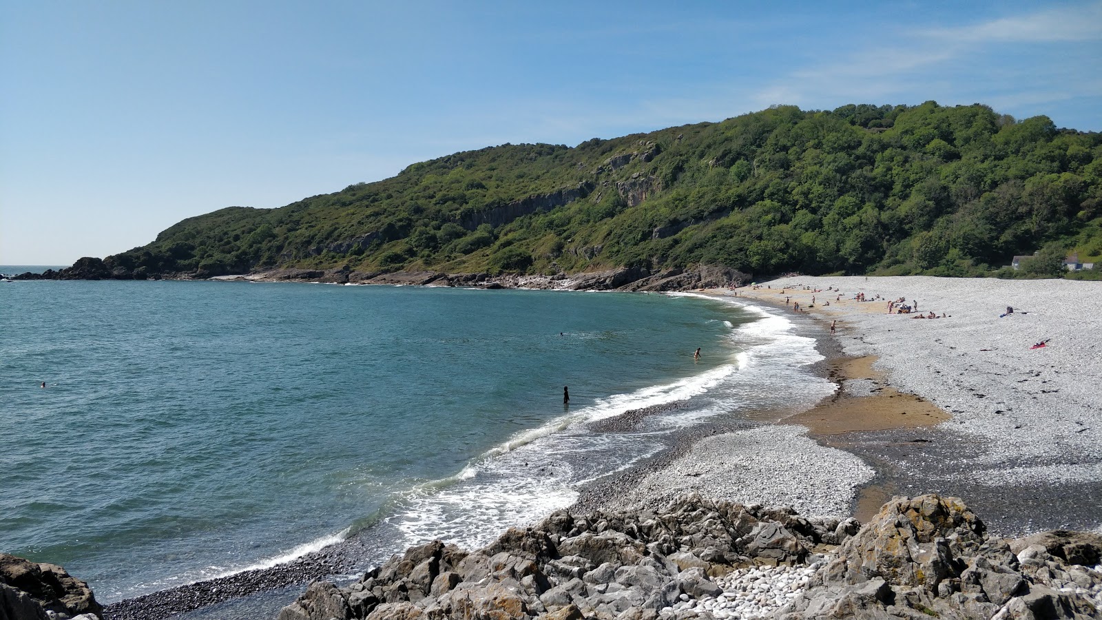 Foto di Pwll Du beach con una superficie del ciottoli grigi