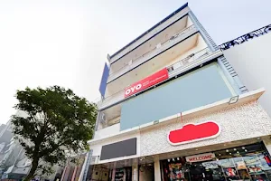OYO Flagship 46761 Hotel Royal King Deluxe image