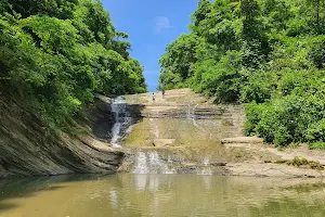 Boro Komoldoho Ruposhi Waterfalls image