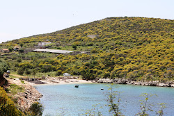 Foto di Beach Porto Palermos 3 sorretto da scogliere