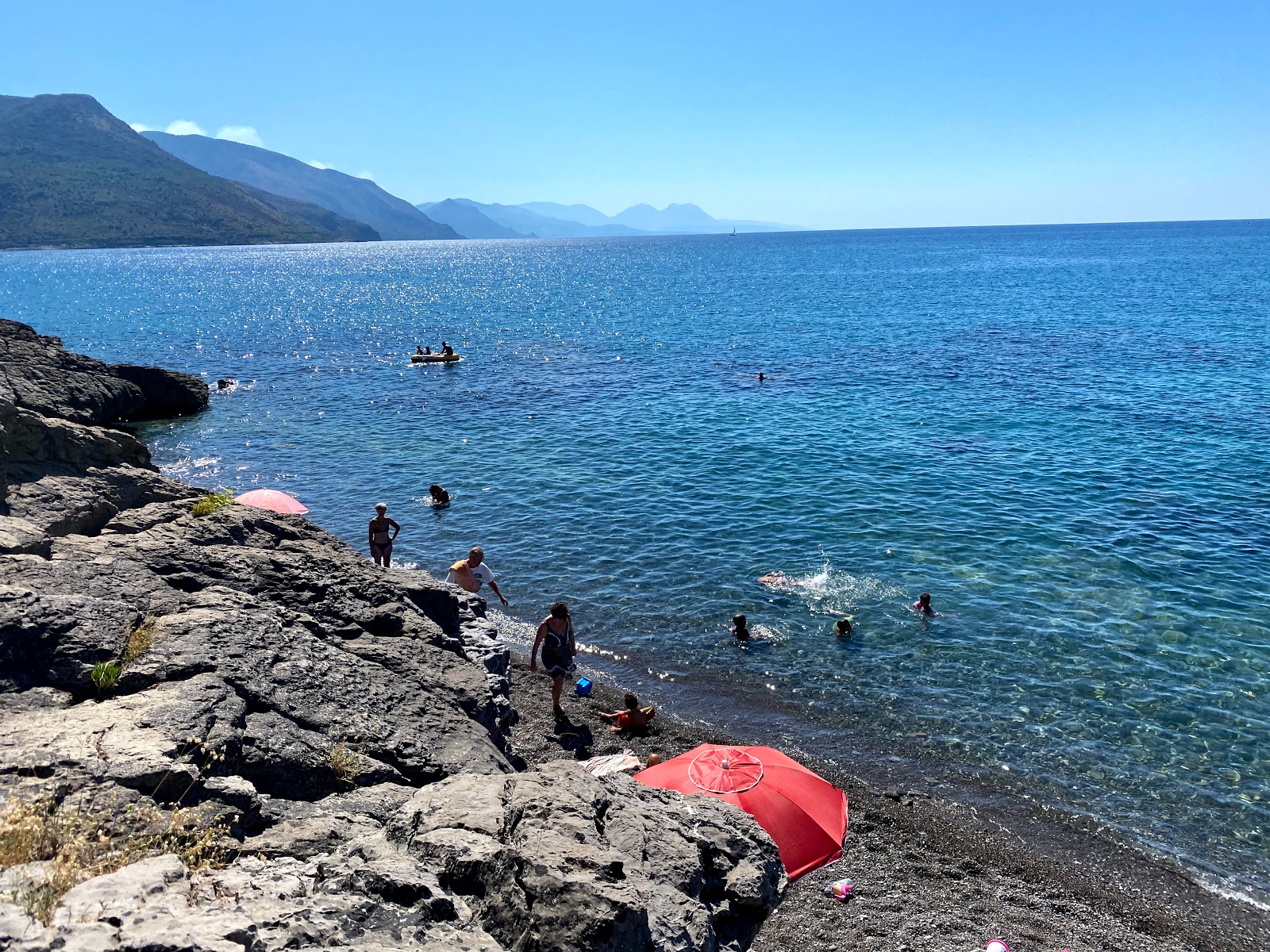 Perla beach'in fotoğrafı düz bir kıyı şeridi ile birlikte