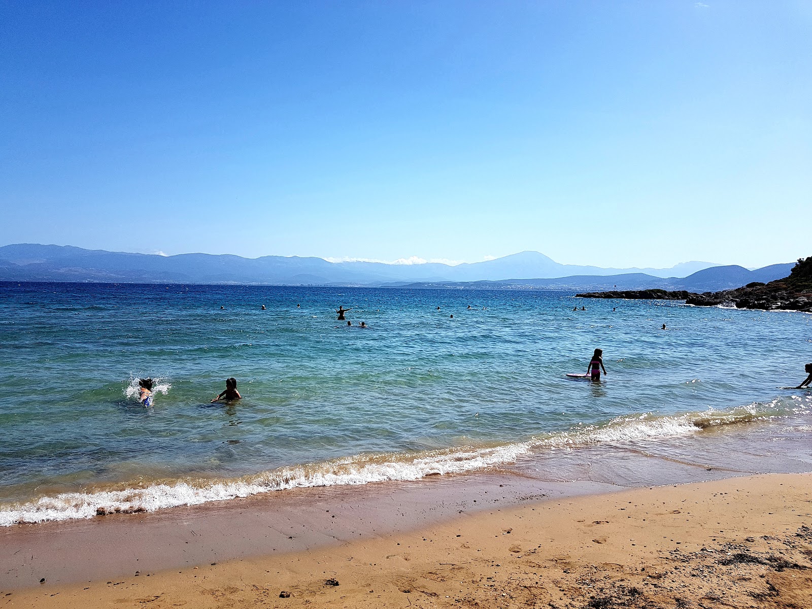 Foto de Drossia beach con arena oscura superficie