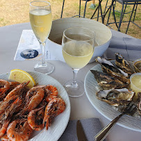 Plats et boissons du Restaurant de fruits de mer Dégustation huîtres crevettes imperiales à Ars-en-Ré - n°4