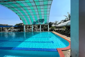 Chaan Samut Village Swimming Club - สโมสรสระว่ายน้ำหมู่บ้านชานสมุทร image