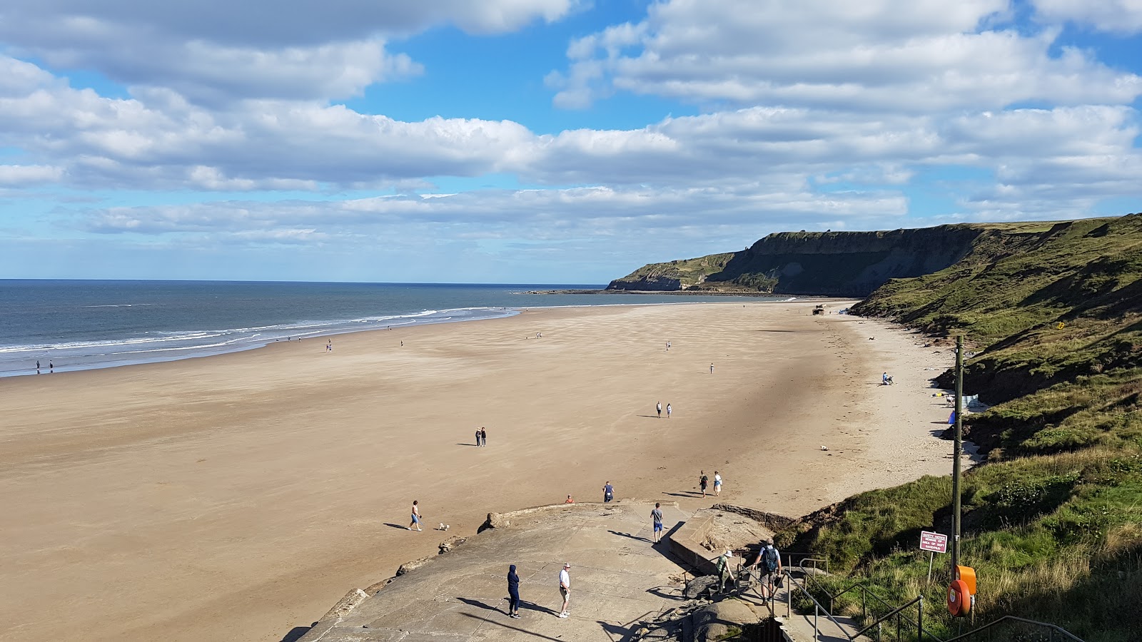 Foto af Cayton bay beach med rummelig kyst