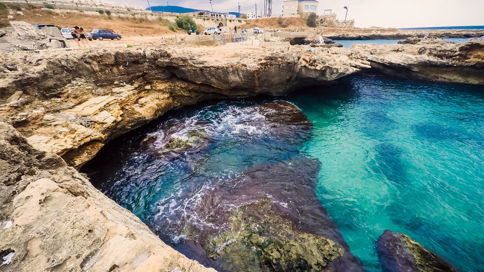 Foto de Batroun Rocks con terreno rocoso superficie