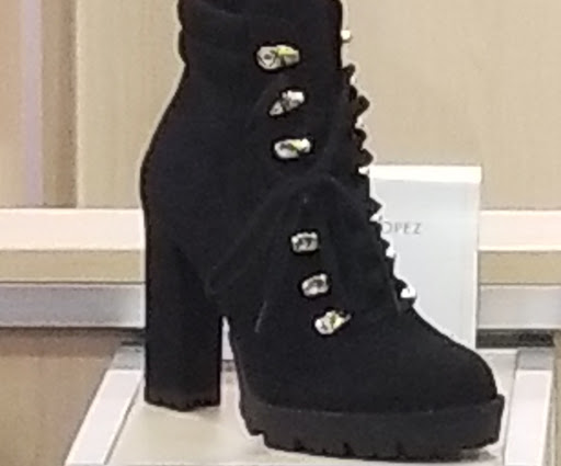 Shoe Store «DSW Designer Shoe Warehouse», reviews and photos, 13711 S Tamiami Trail, Fort Myers, FL 33912, USA
