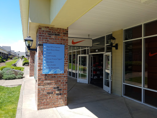 Nike Factory Store, 1500 SE East Devils Lake Rd #105, Lincoln City, OR 97367, USA, 