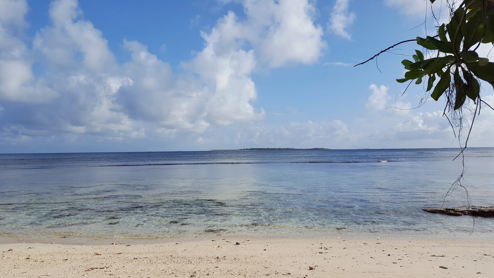 Foto von Raalhugandhu Beach mit feiner weißer sand Oberfläche