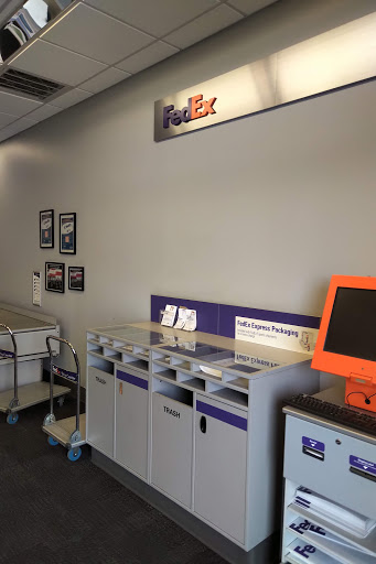 Shipping and Mailing Service «FedEx Ship Center», reviews and photos, 5000 Hanson Dr, Irving, TX 75038, USA