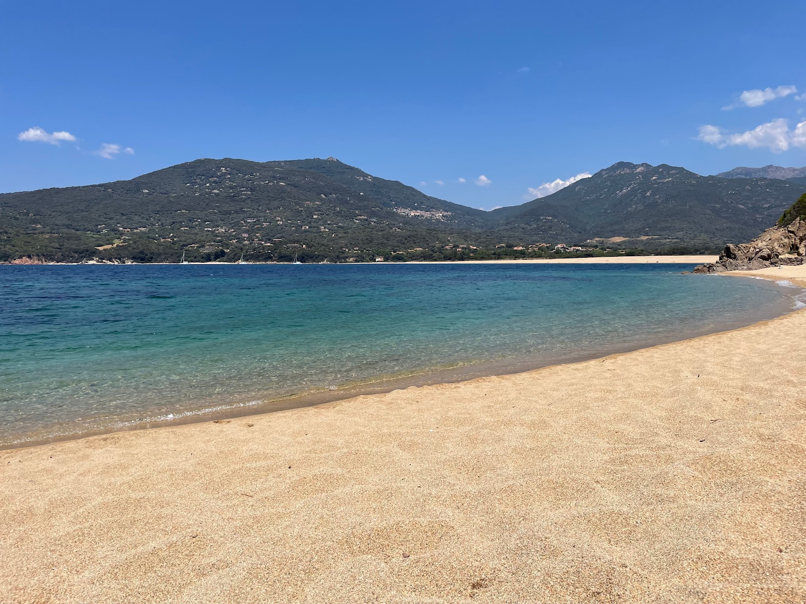 Foto af Plage Amenagee med blåt rent vand overflade