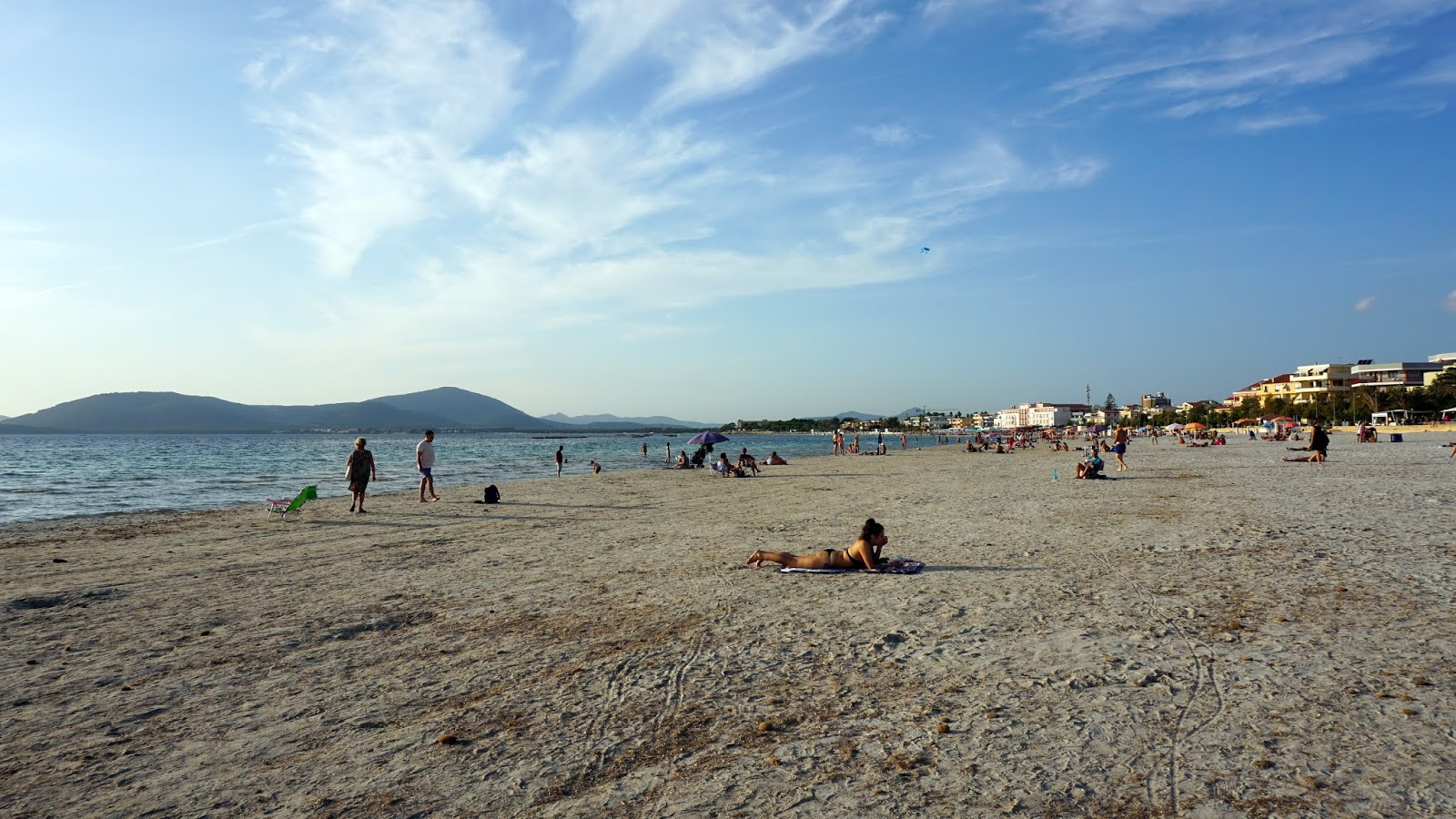 Fotografie cu Plaja Lido di Alghero și așezarea
