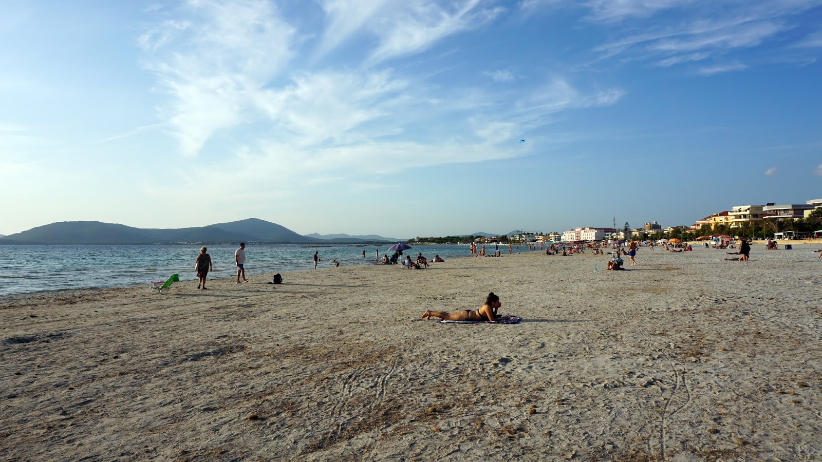 Lido di Alghero Plajı'in fotoğrafı - rahatlamayı sevenler arasında popüler bir yer