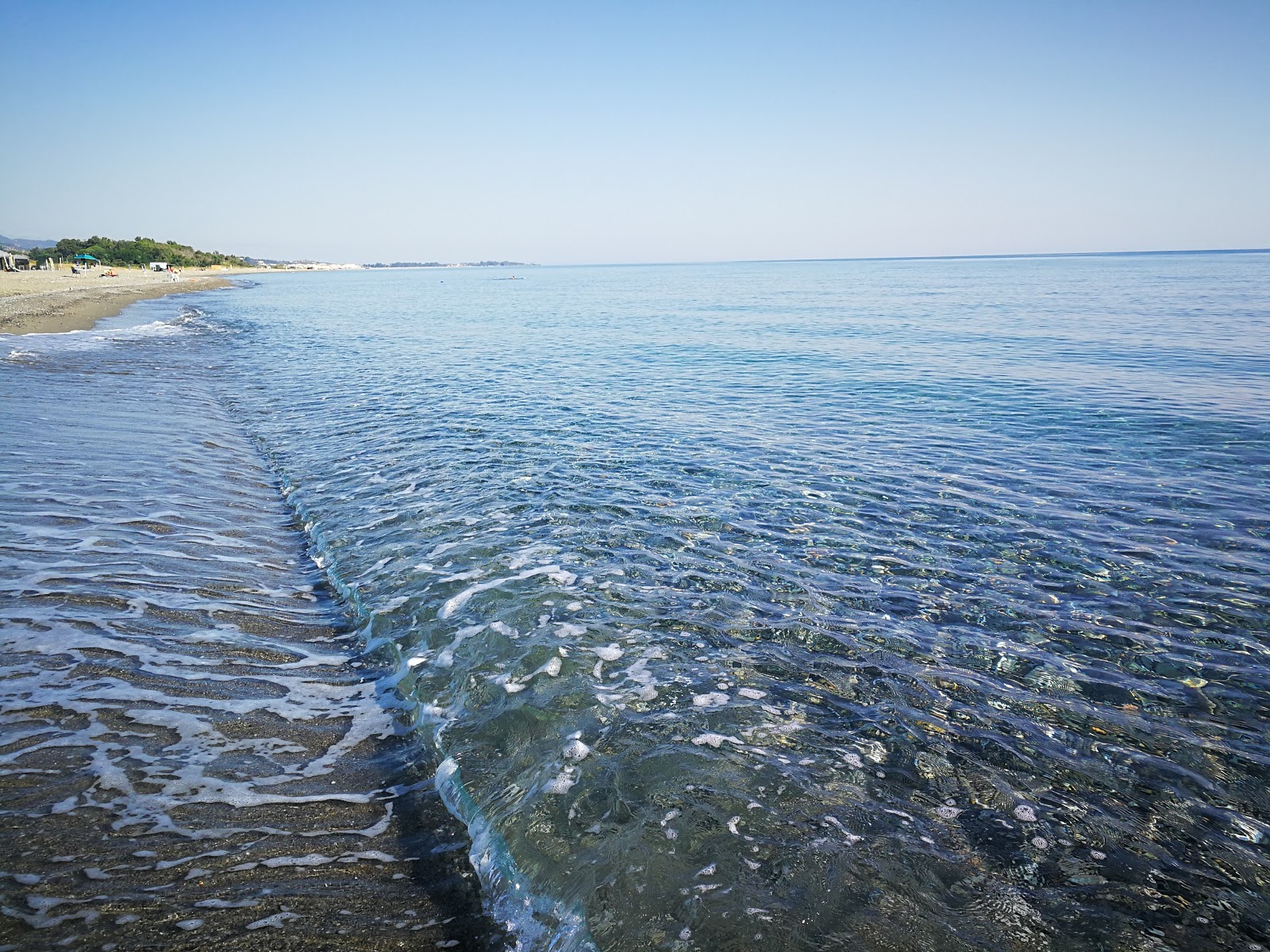Foto af Spiaggia di Marinella med blåt vand overflade
