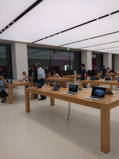 Computer Store «Apple Country Club Plaza», reviews and photos, 227 Nichols Rd, Kansas City, MO 64112, USA