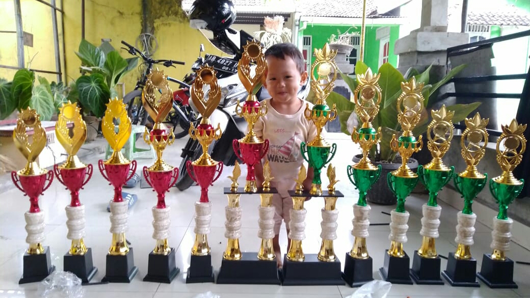 Dewis Olshop Jogja Trophy dan Souvenir ( Plakatvandel, Medali, Samir Wisuda dll)