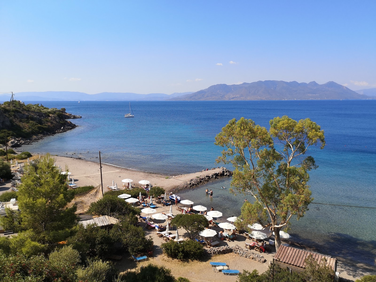 Foto de Sarpas Beach con arena negra y guijarros superficie