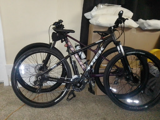 Bicycle Store «Trek Bicycle Store of Omaha (Midtown)», reviews and photos, 7214 Jones St, Omaha, NE 68114, USA