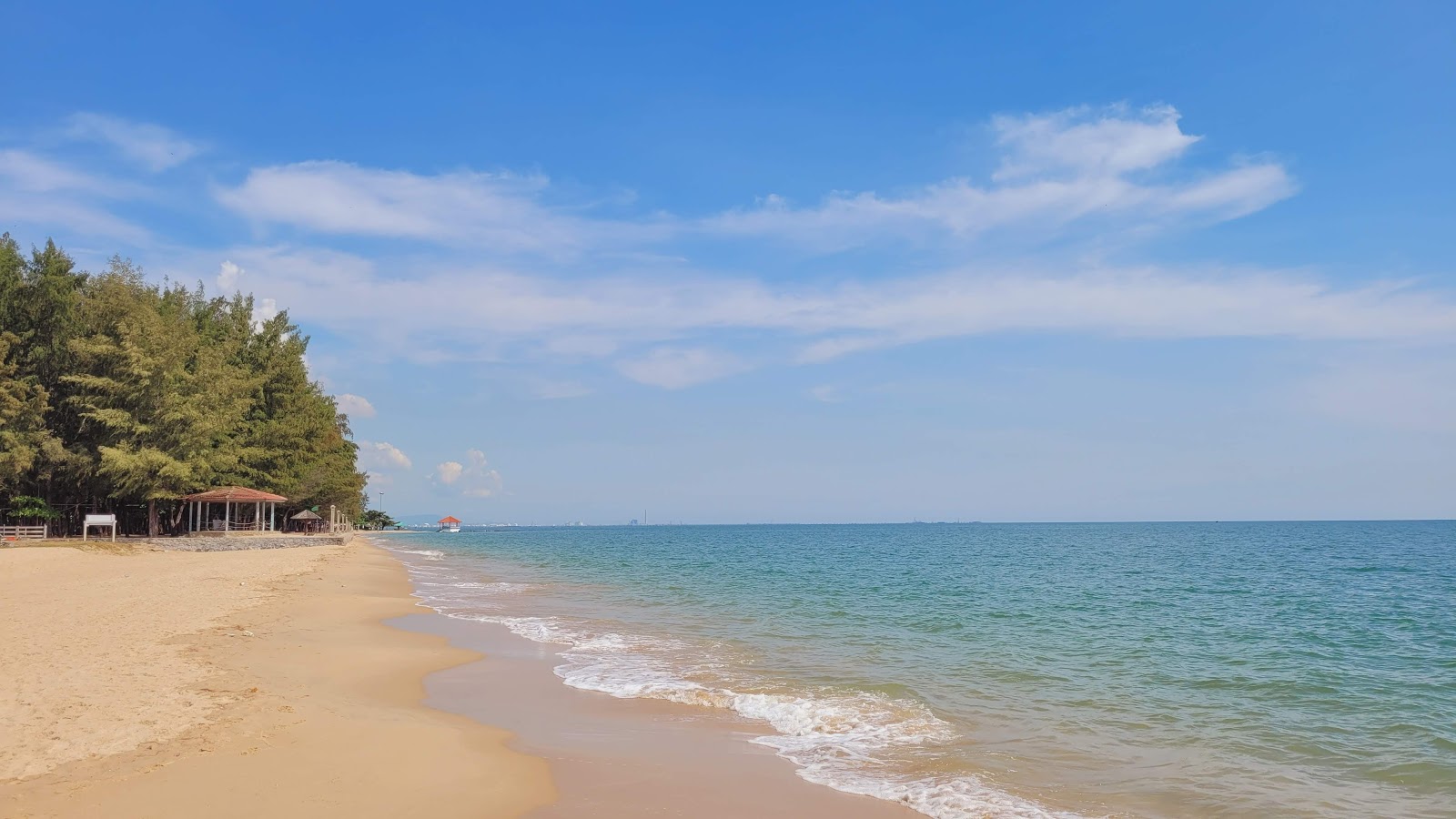 Foto av Phala Beach med turkosa vatten yta