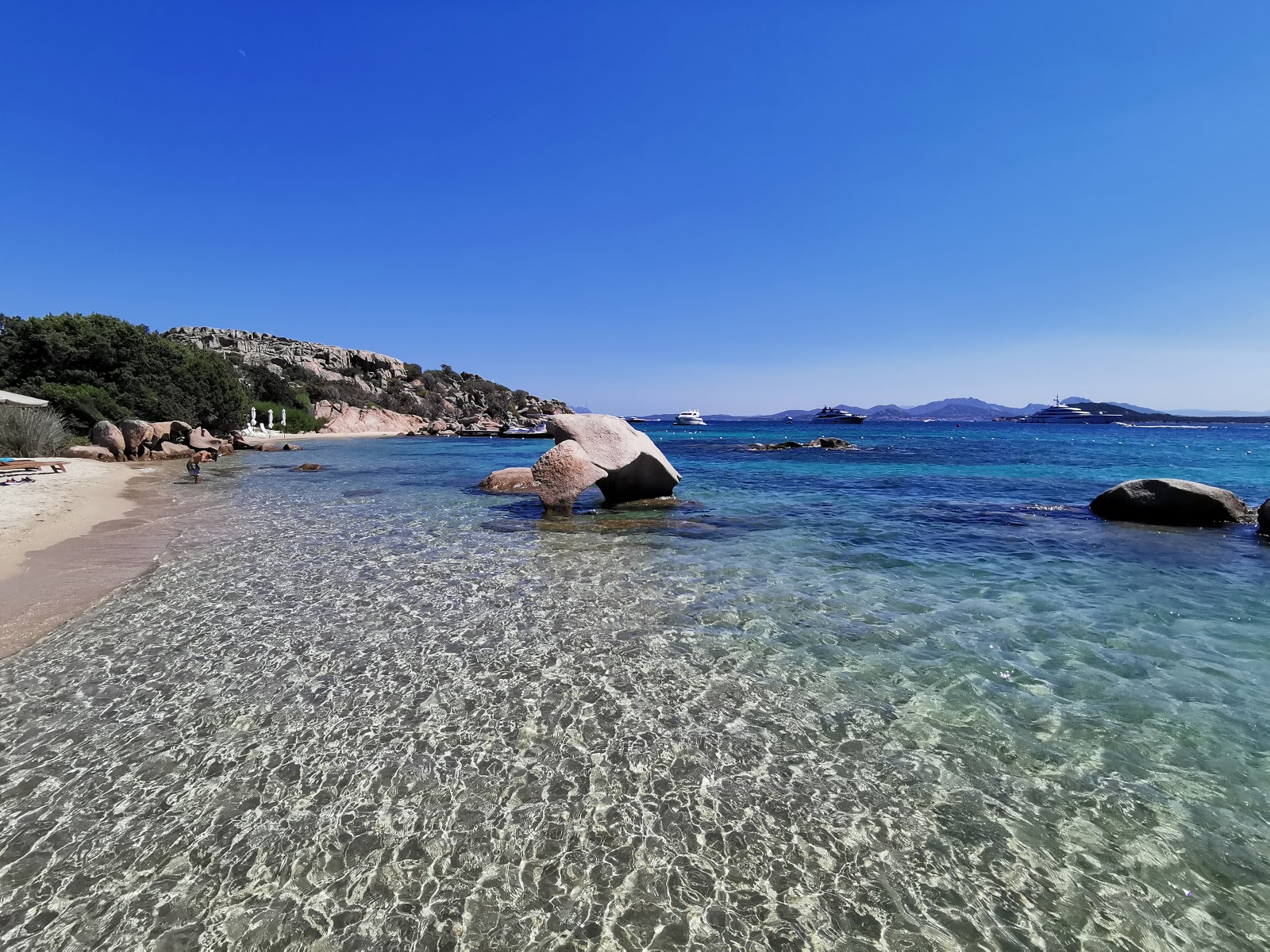 Fotografie cu Spiaggia dell'Elefante cu o suprafață de nisip strălucitor