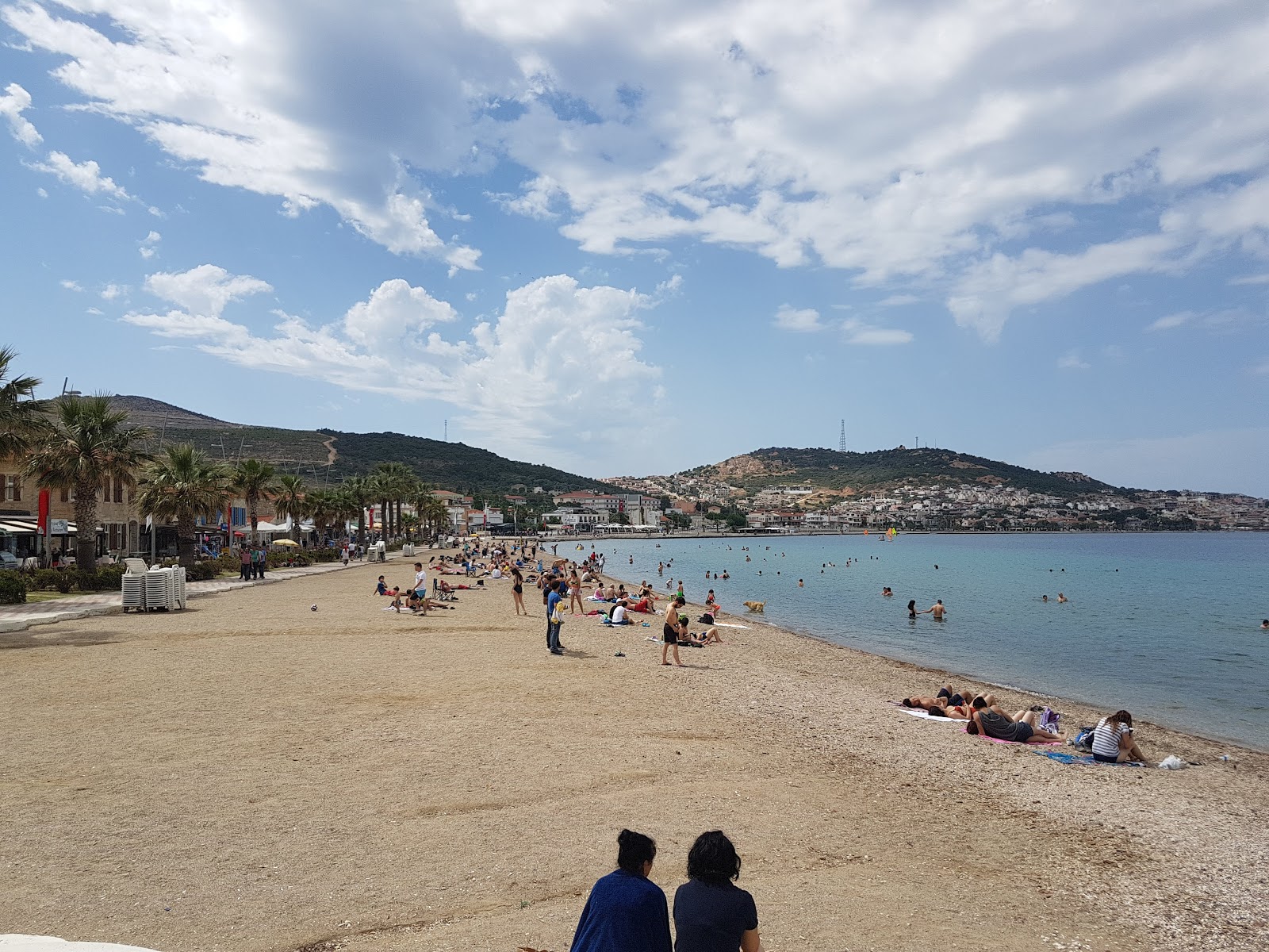Foto von Yeni Foca Plaji mit brauner sand Oberfläche