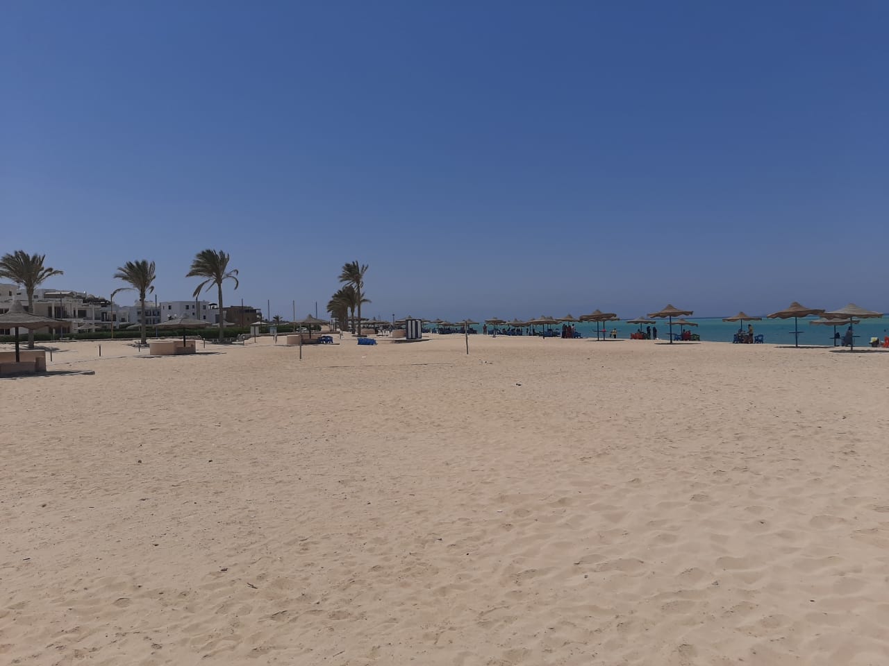 Ras Sidr beach'in fotoğrafı - rahatlamayı sevenler arasında popüler bir yer