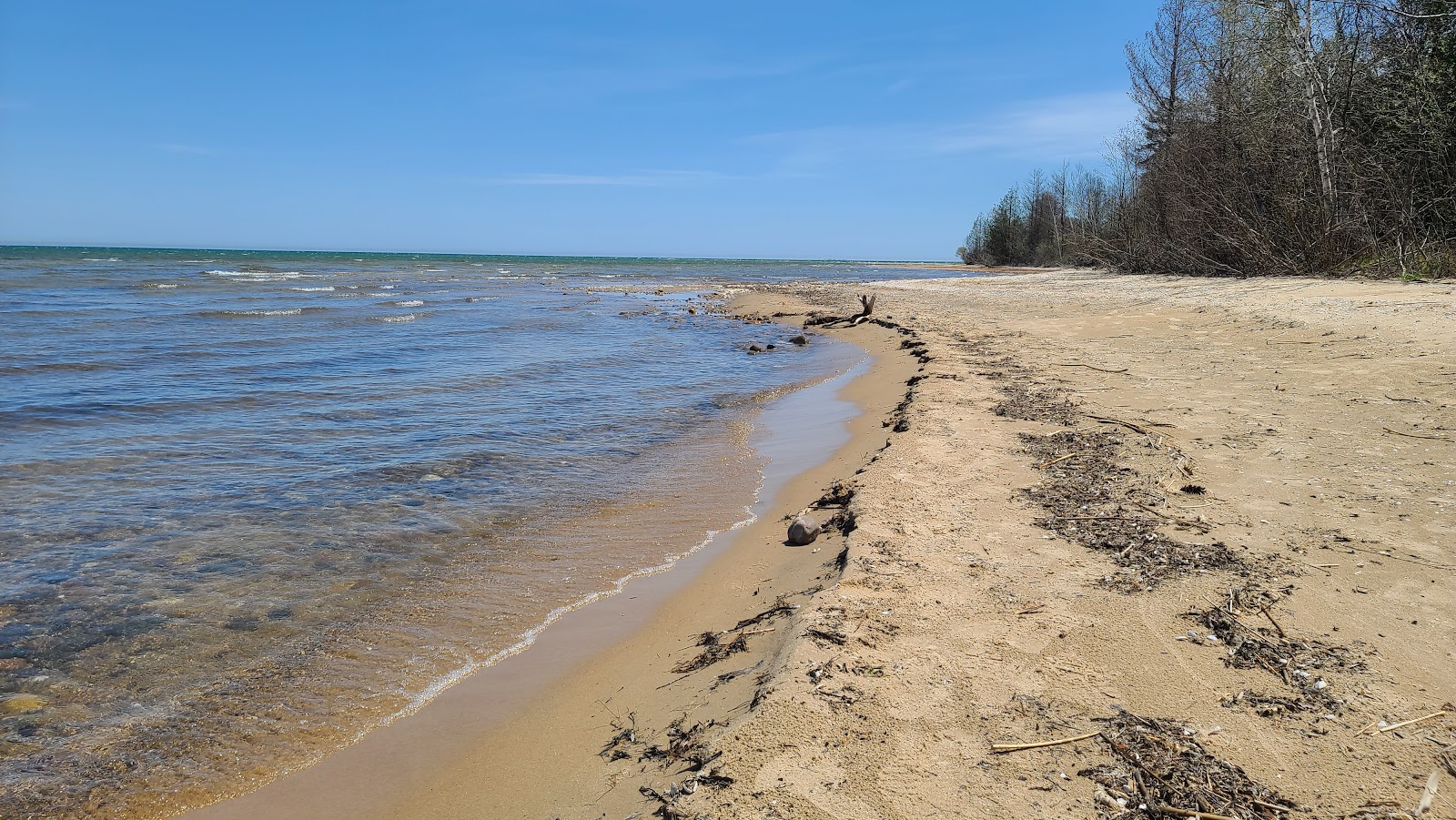 Fotografija Bebe Beach z svetel pesek površino