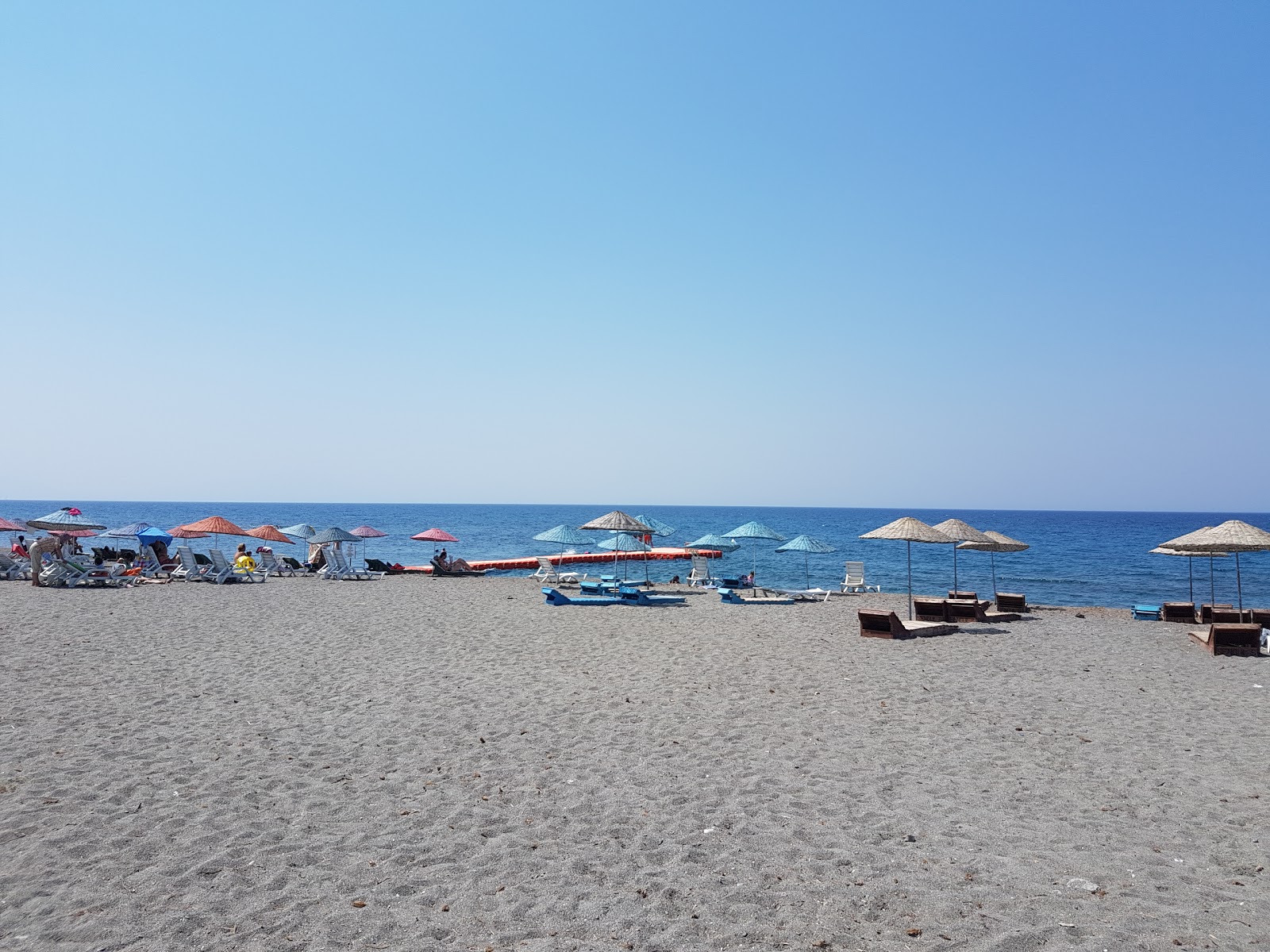 Φωτογραφία του Omur town beach με ψιλά βότσαλα επιφάνεια