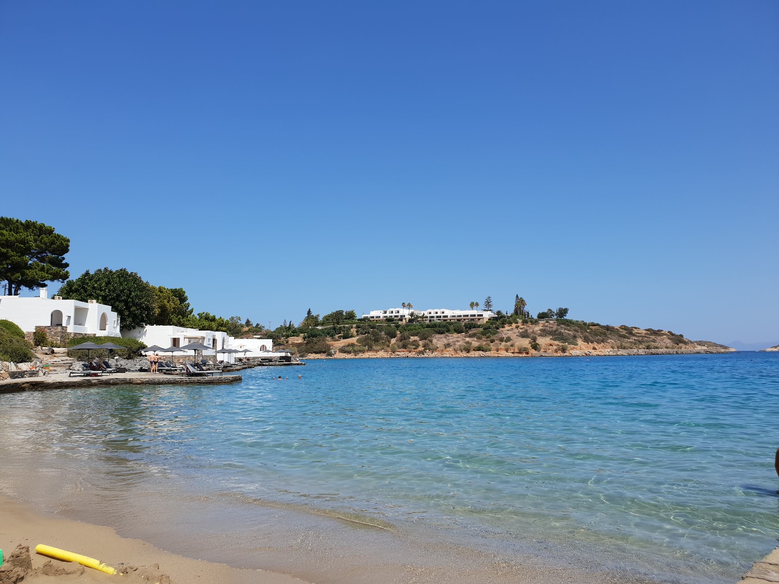 Foto von Minos Beach mit brauner sand Oberfläche