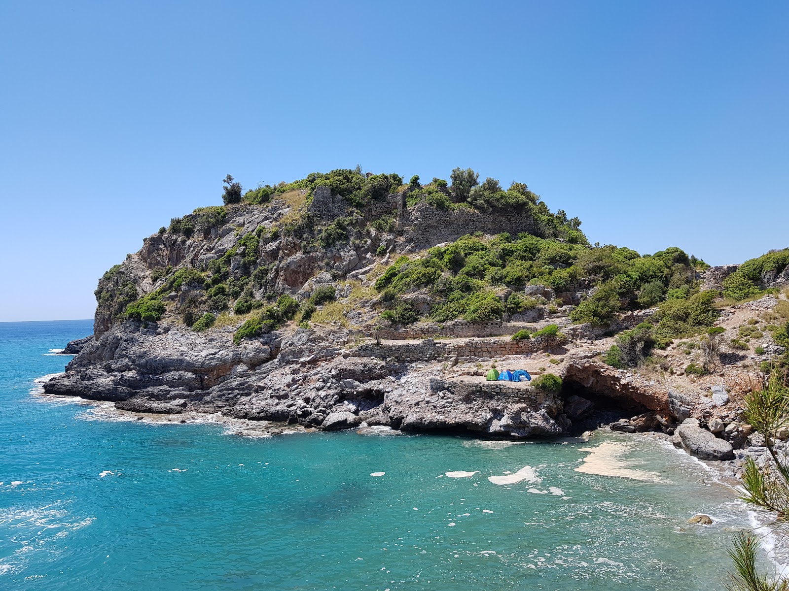 Photo de Aytap Beach protégé par des falaises