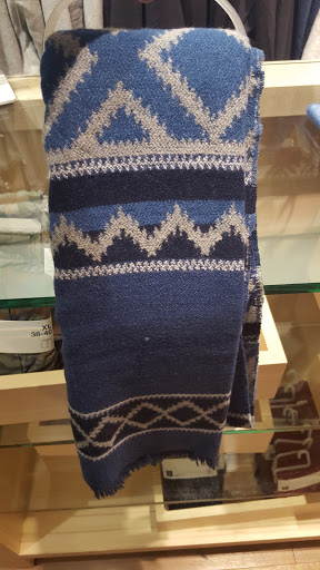 Clothing Store «Gap», reviews and photos, 3416 N Southport Ave, Chicago, IL 60657, USA