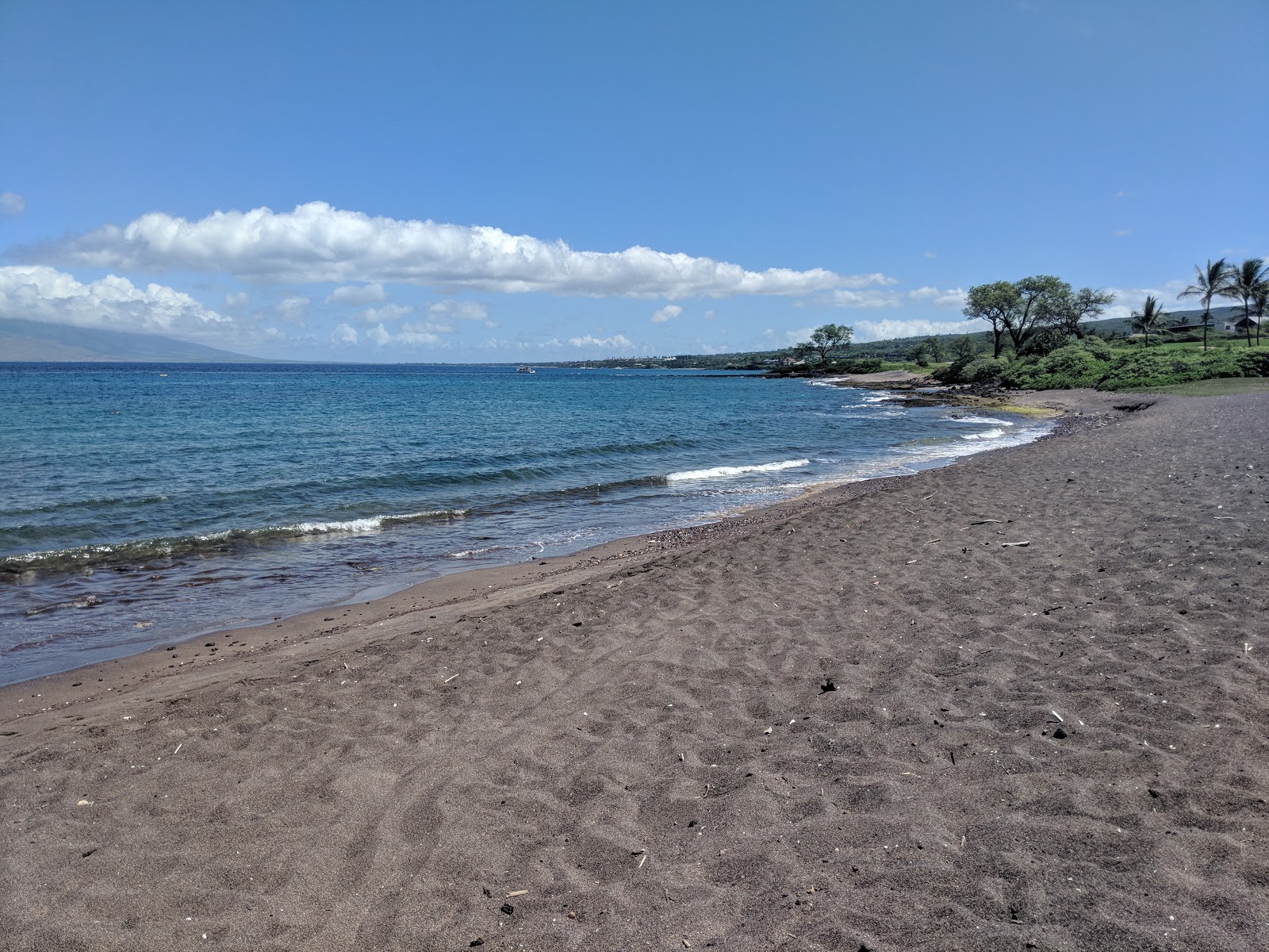 Foto van Oneuli Beach met blauw puur water oppervlakte