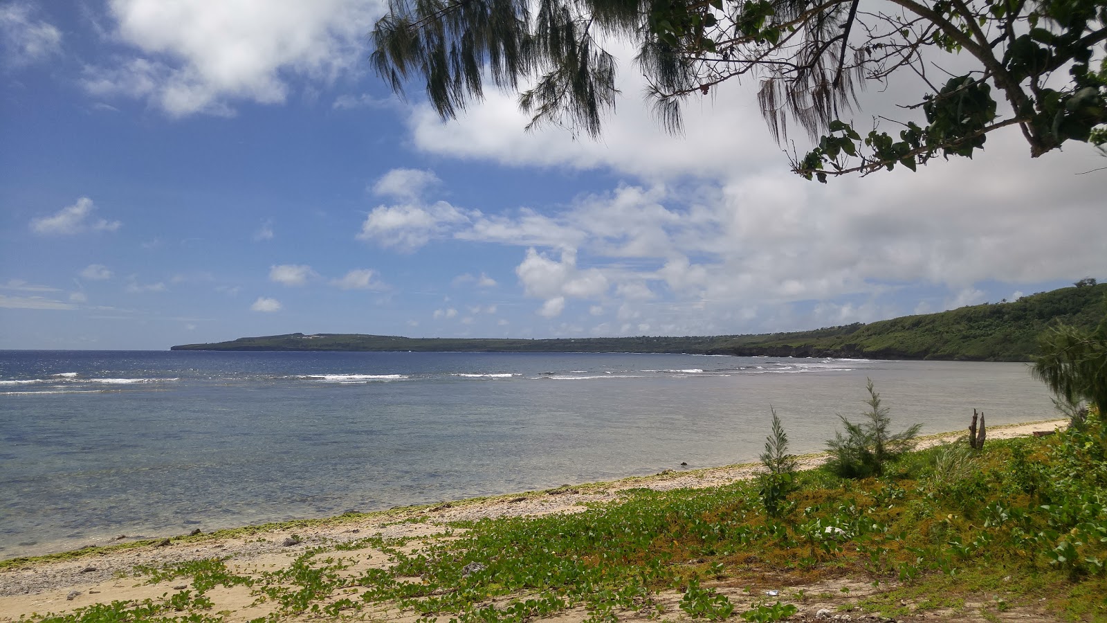 Foto van Laulau Beach met lichte kiezelsteen oppervlakte