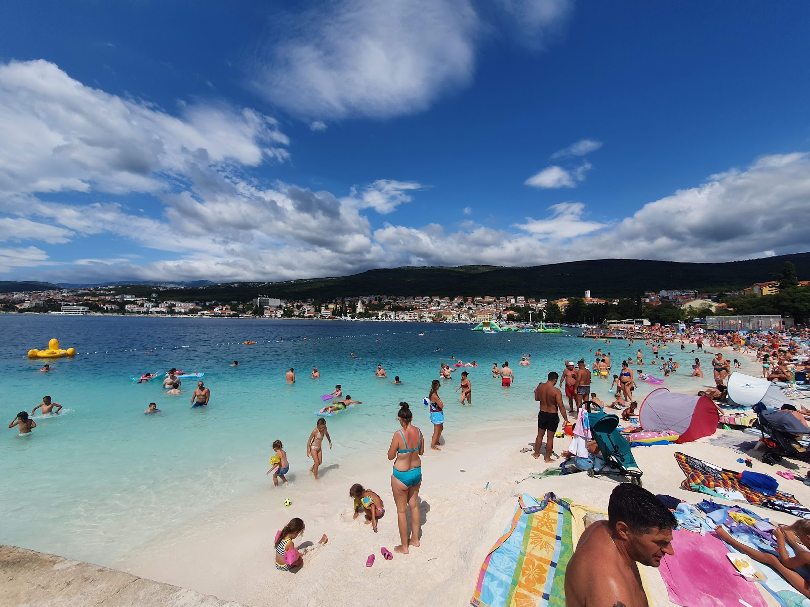 Foto av Stranden Poli Mora med beige sand och småsten yta