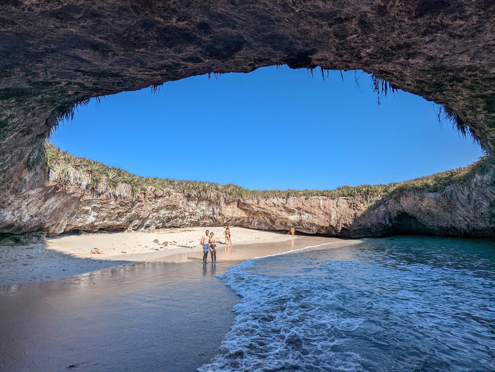 Fotografija Playa del Amor (Hidden beach) z svetel pesek površino