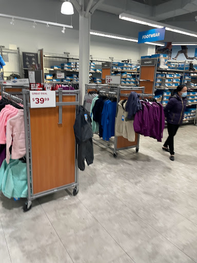Sportswear Store «Columbia Sportswear Store - Gilroy, CA», reviews and photos, 681 Leavesley Rd d135, Gilroy, CA 95020, USA