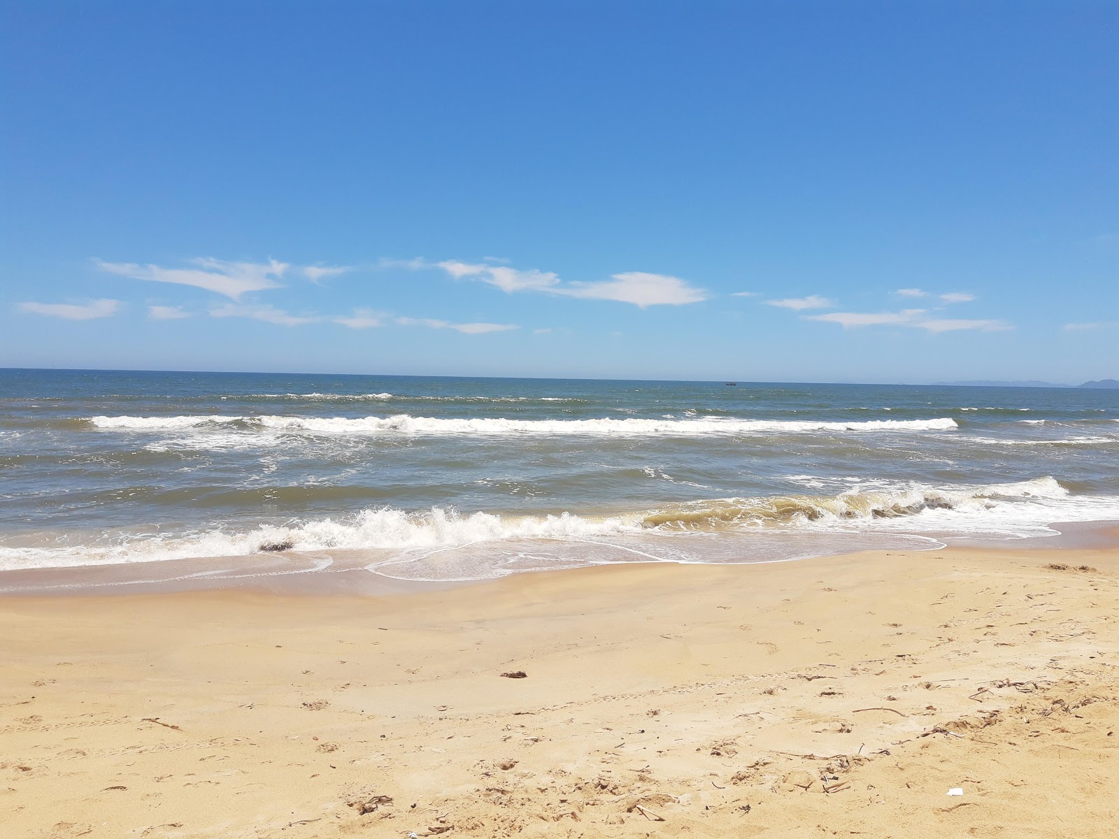 Photo de Praia do Unamar avec l'eau turquoise de surface