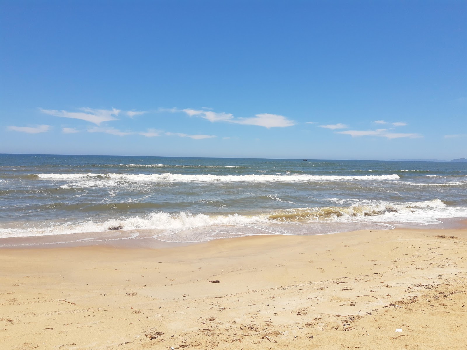 Foto di Praia do Unamar con costa lunga e dritta
