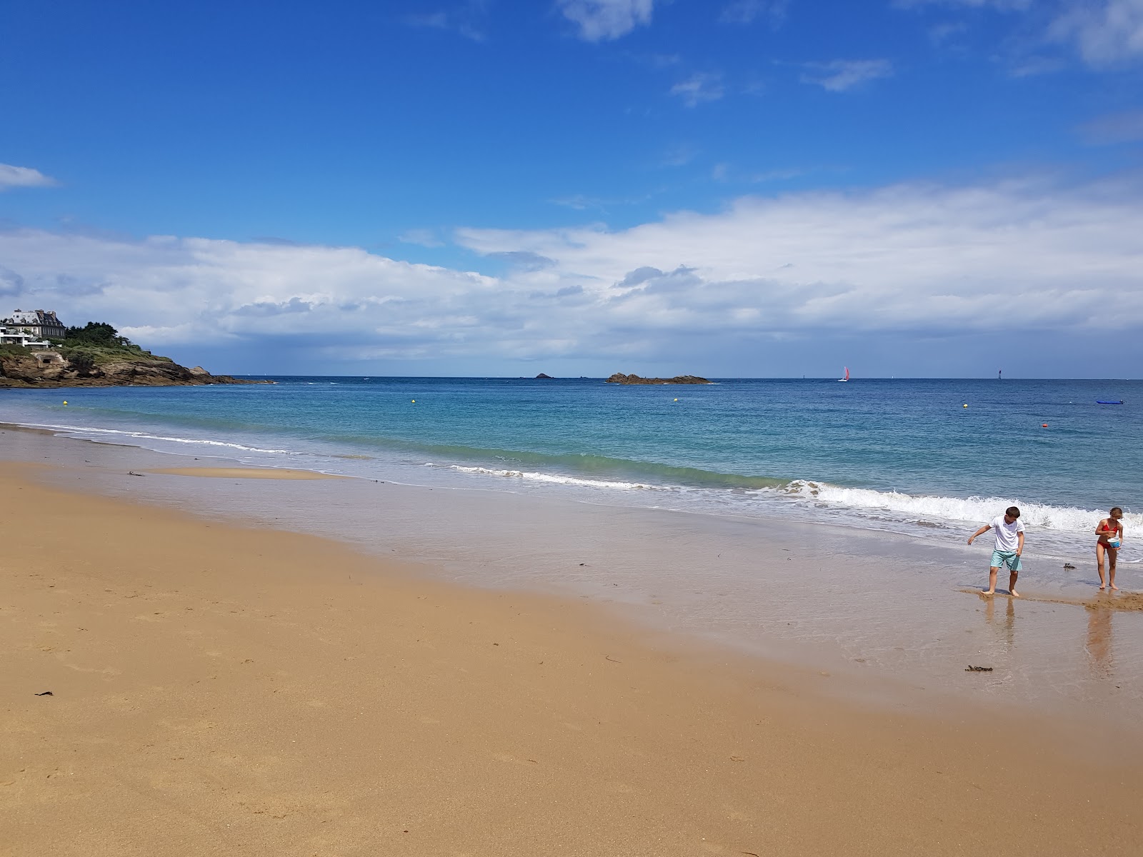 Plage Saint-Enogat'in fotoğrafı birden fazla geniş koy ile birlikte