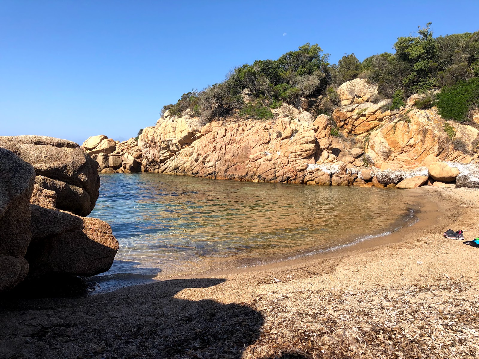 Foto di Cala di Paragnano con una superficie del sabbia luminosa