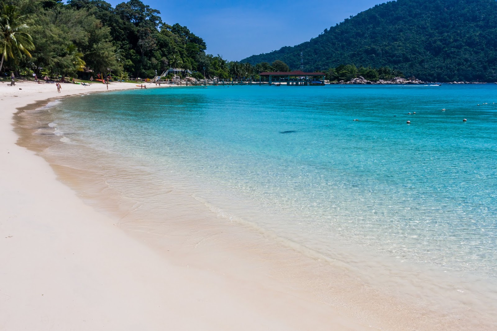 Foto von Teluk Pauh Beach mit feiner beiger sand Oberfläche