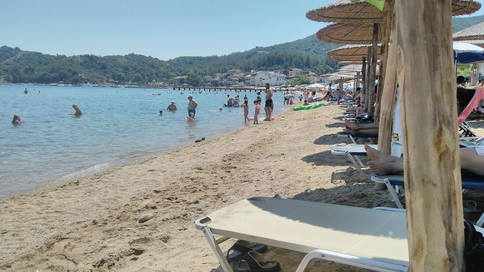 Foto de Olympiada Beach com água cristalina superfície