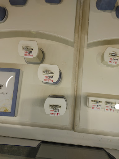 Jewelry Store «Helzberg Diamonds», reviews and photos, 400 Nichols Rd, Kansas City, MO 64112, USA