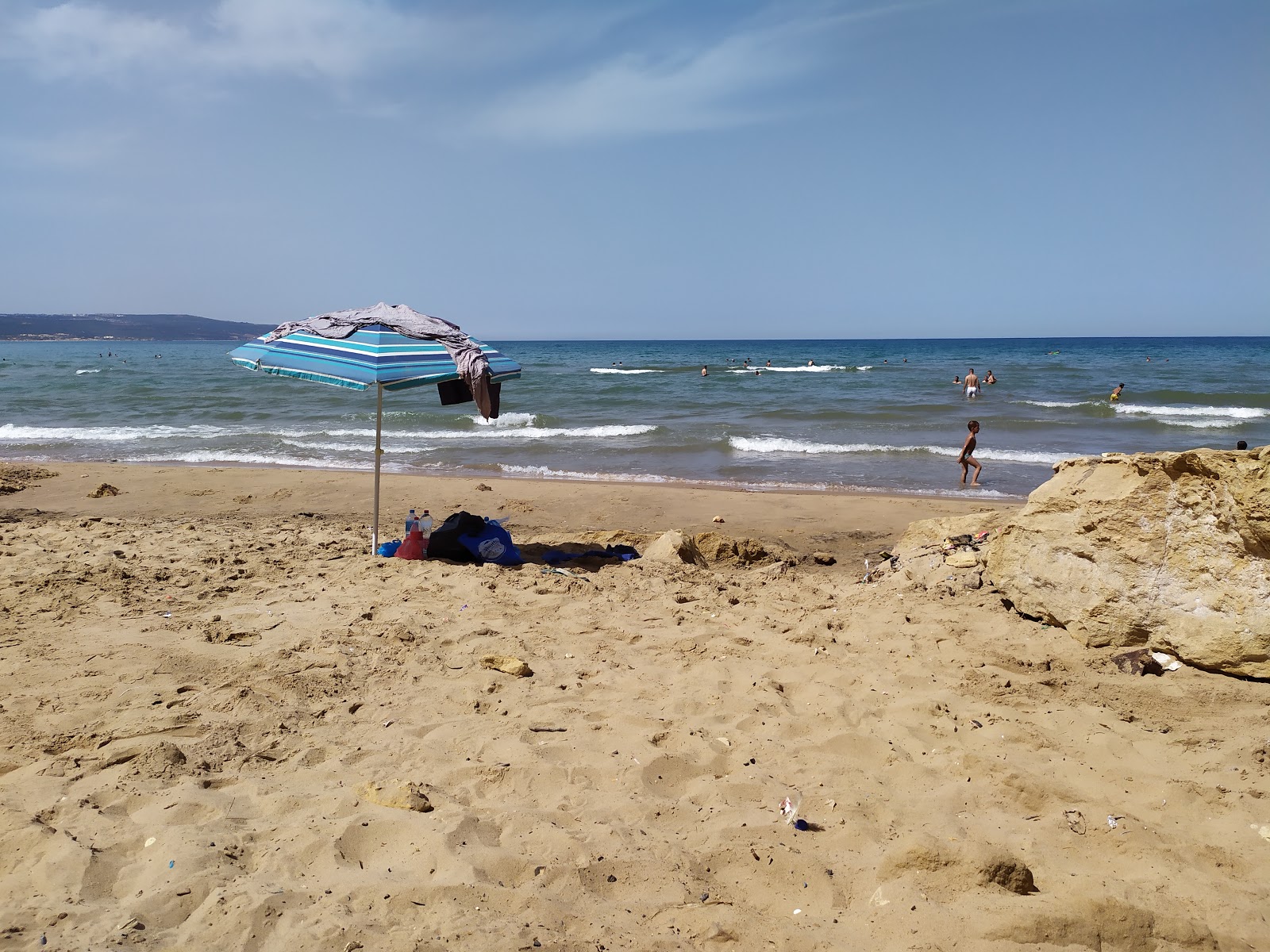 Φωτογραφία του Plage Kef Lasfar με μπεζ άμμος επιφάνεια